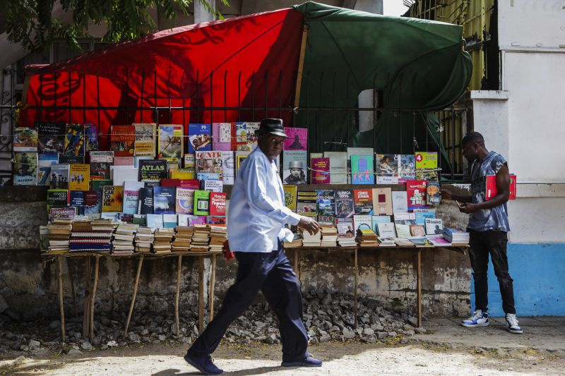 Os preços dos livros vendidos na rua partem de 1,4 euros e podem chegar aos 29 euros
