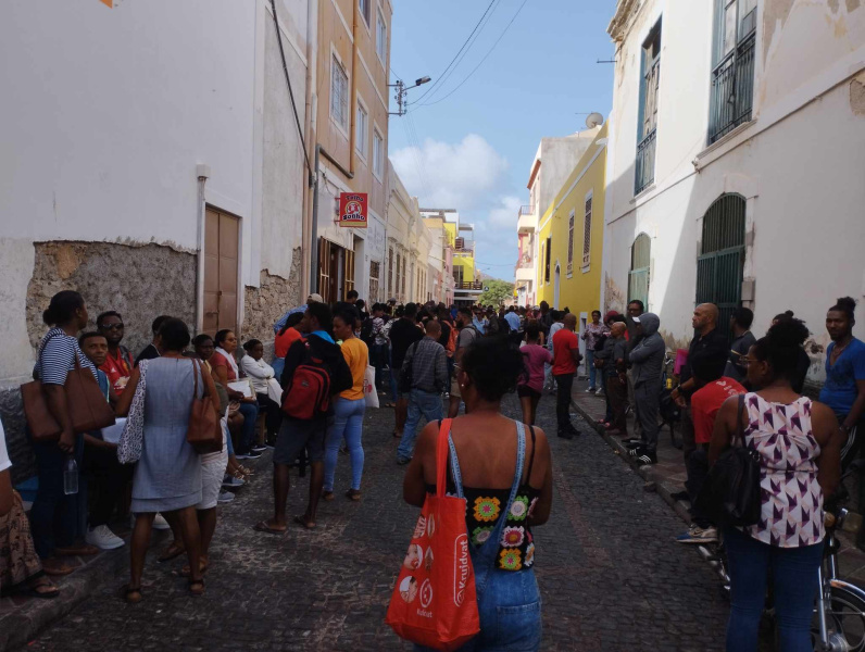 Pessoas de São Vicente, São Antão e São Nicolau acumulam-se à porta das instalções da Assembleia Municipal de São Vicente onde se realiza a Prmanência Consular do CCV