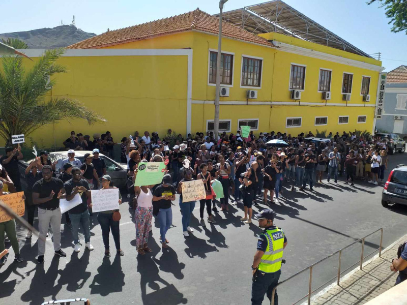 Alunos do Colégio São Vicente fazem protesto por demissões de professores -  Jornal O Globo