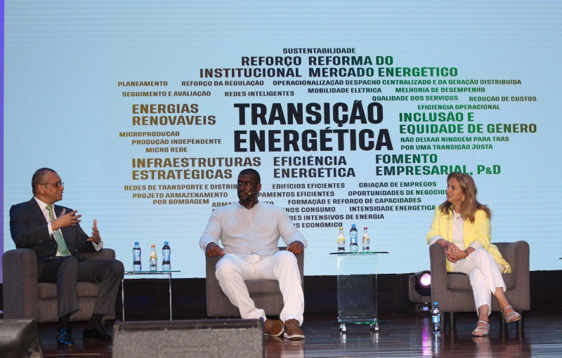 António Santos (ao centro), um dos sócios da Windcredible