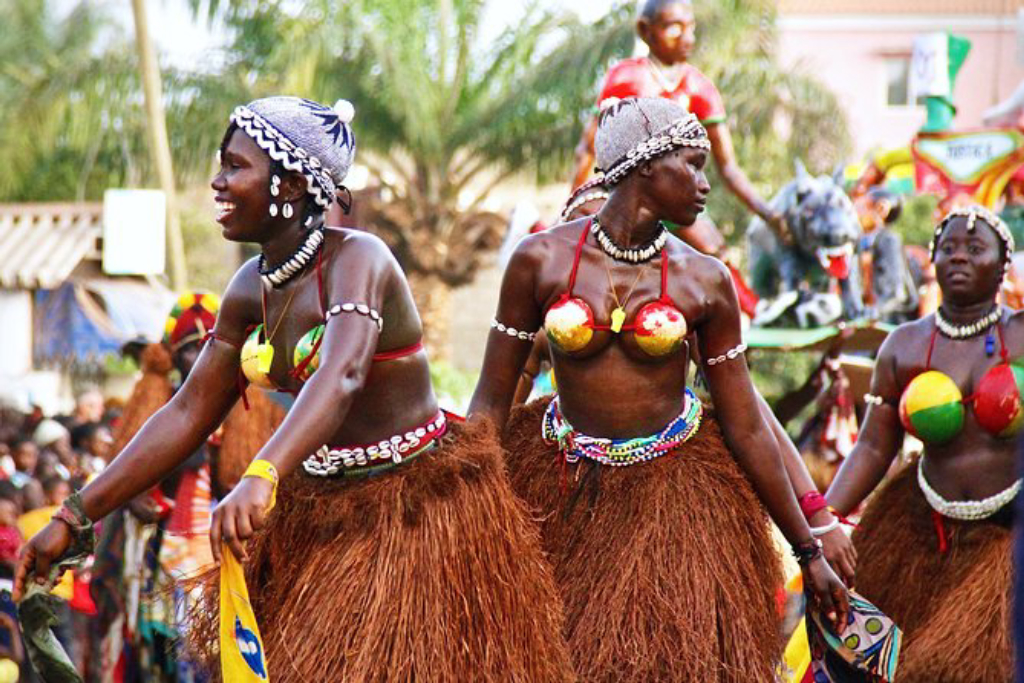 Desfile dos grupos com as máscaras e trajes tradicionais das diferentes etnias e regiões