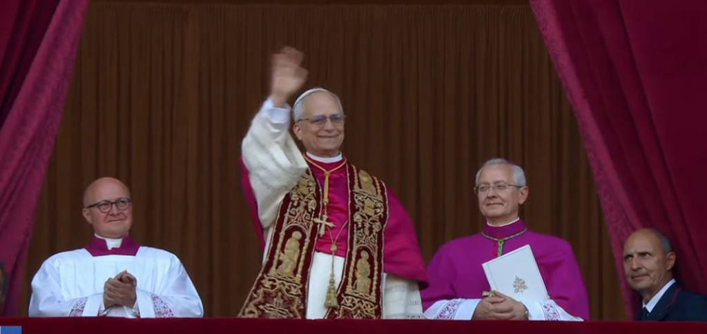 Robert Francis Prevost, agora Leão XIV, acena ao fiéis