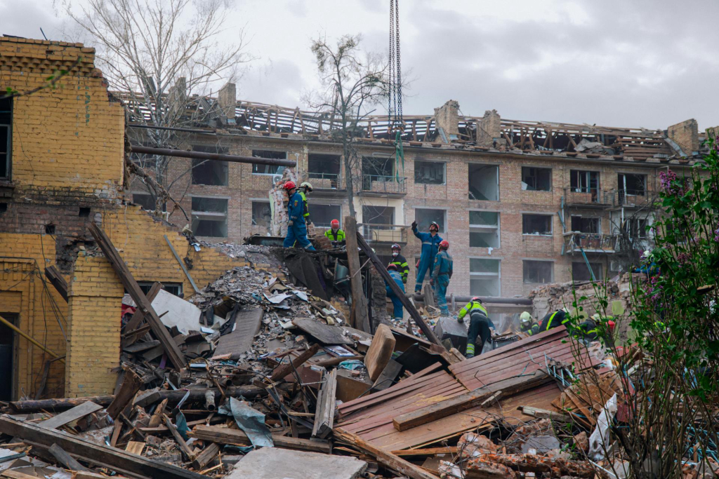 Área residencial De Kiev após ataque com mísseis russos, Abril de 2025